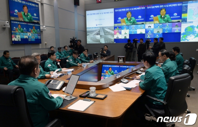 (서울=뉴스1) 박지혜 기자 = 이상민 행정안전부 장관이 20일 서울 종로구 정부서울청사에 열린 의사 집단행동 관련 시·도 부단체장 회의에서 모두발언을 하고 있다. 이 장관은 이날 회의에서 의사 집단행동 관련 비상진료체계, 지자체 대응사항 및 협조사항 등을 논의했다. (공동취재) 2024.2.20/뉴스1 Copyright (C) 뉴스1. All rights reserved. 무단 전재 및 재배포, AI학습 이용 금지.