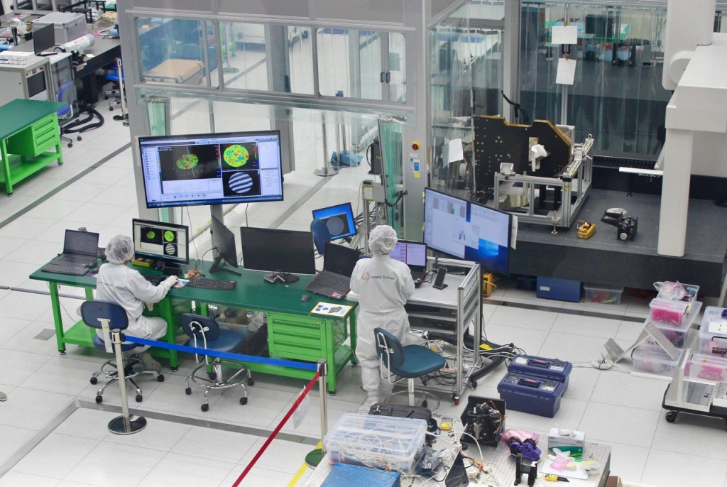 경기도 용인시에 위치한 한화시스템 인공위성 연구 공장. 방진복을 입은 연구원들이 인공위성 본체에 실릴 탑재체 성능을 실험 중이다.  /사진=한화시스템