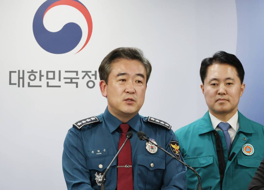 [서울=뉴시스] 김명원 기자 = 윤희근 경찰청장이 21일 서울 종로구 정부서울청사에서 의료계 집단행동 관련 관계부처 합동브리핑에서 기자들의 질문에 답하고 있다. 오른쪽은 신자용 대검찰청 차장검사. 2024.02.21