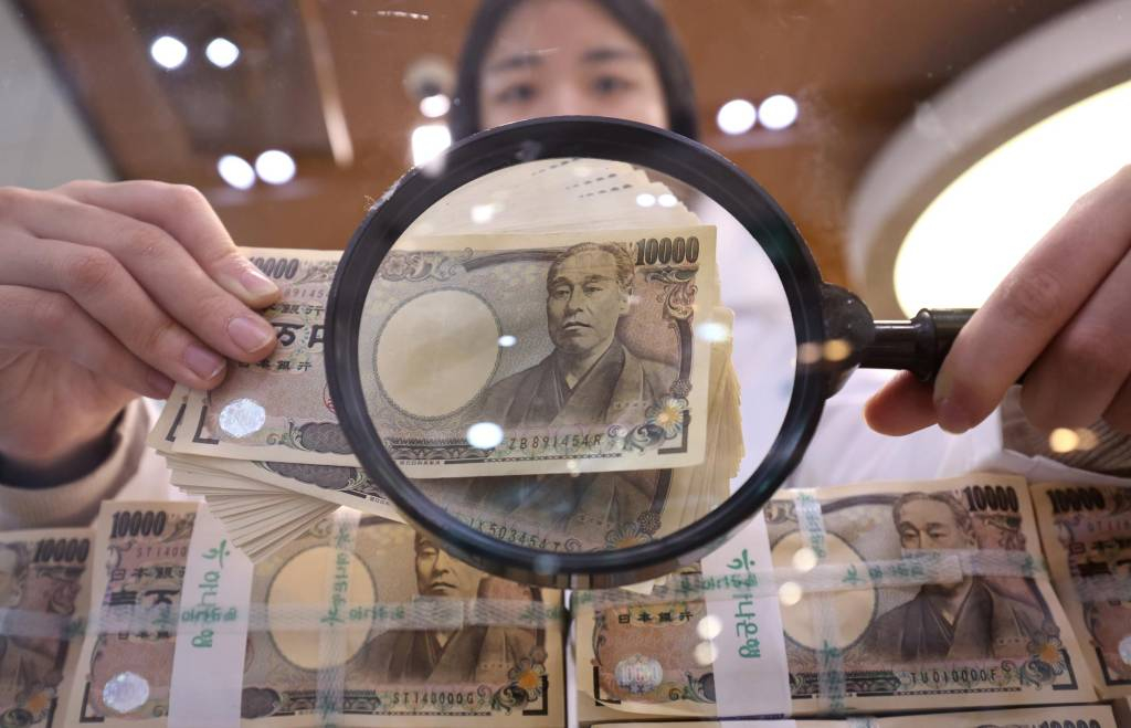 [서울=뉴시스] 김금보 기자 = 서울 중구 하나은행 위변조대응센터에서 직원이 업무를 하고 있다. 2023.12.20.