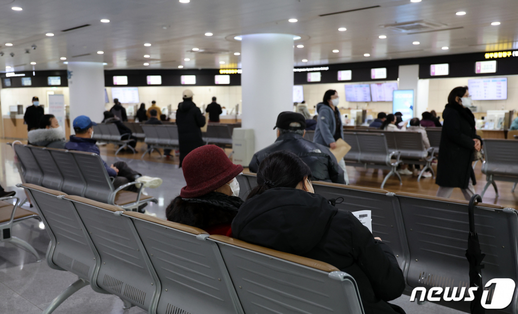  22일 서울 시내 한 대학병원에서 환자들이 수납창구에서 대기하고 있다. /사진=뉴스1