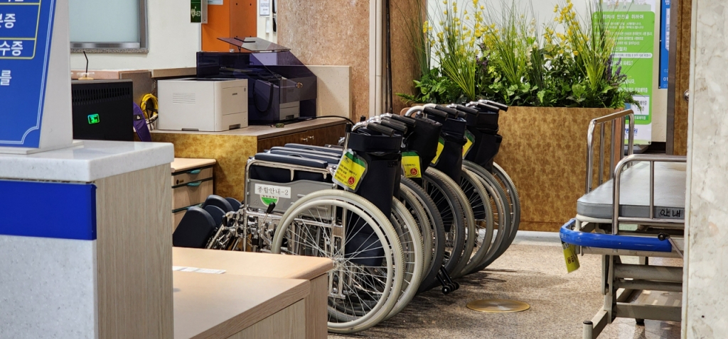 22일 오후 멈춰있는 경찰병원 휠체어들. 이 병원은 전날 한덕수 국무총리가 다녀갔지만 전공의가 이탈해 위장관 응급내시경 진료가 하루 이상 불가능한 상태다. /사진=정심교 기자
