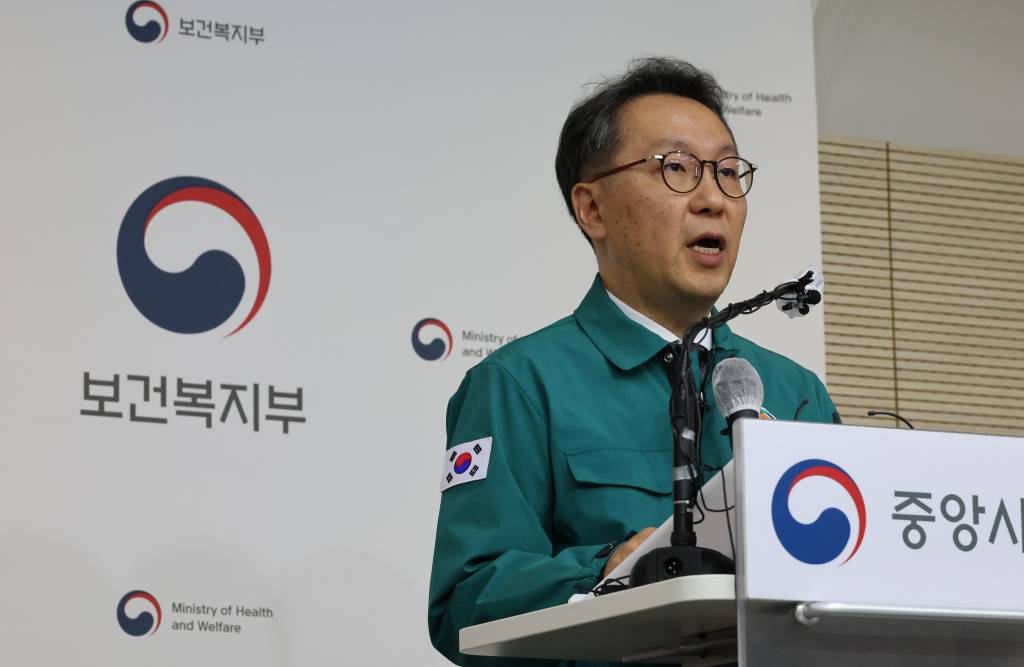 박민수 중앙사고수습본부 부본부장이 지난 20일 세종시 정부세종청사에서 열린 의사 집단행동 중앙사고수습본부 정례 브리핑에서 전공의에게 업무개시명령을 발령했다고 밝히고 있다./사진=뉴시스 