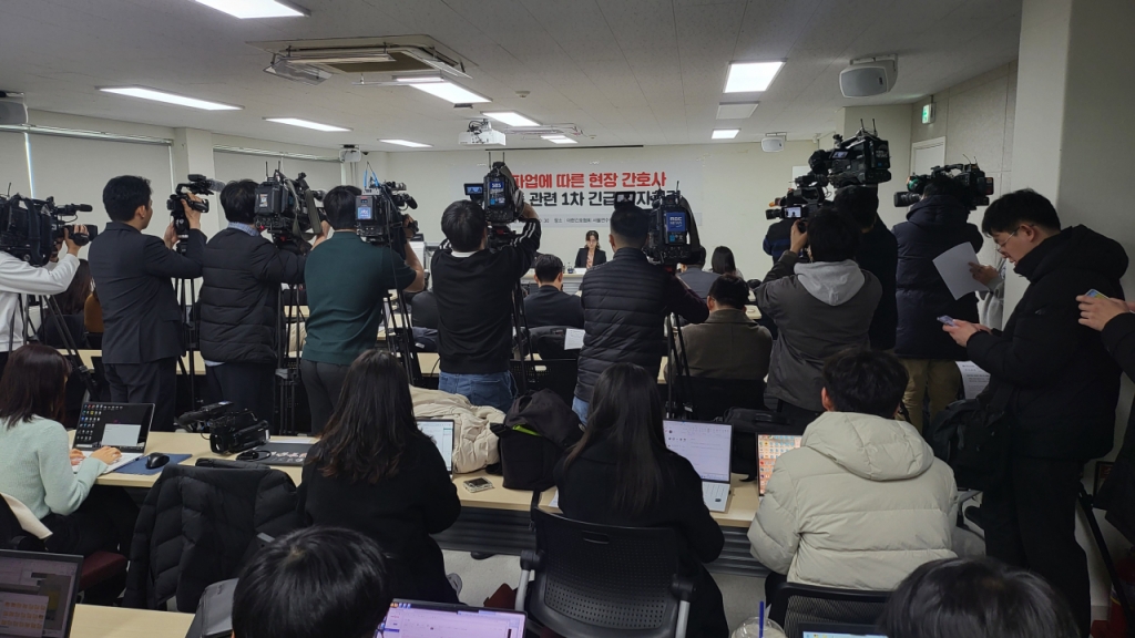 대한간호협회가 23일 오전 협회 서울연수원 강당에서 진행한 '의료파업에 따른 현장 간호사 업무가중 관련 1차 긴급 기자회견'을 진행했다. 현장에는 강당이 비좁을 만큼 많은 기자들이 참석했다./사진=박정렬 기자