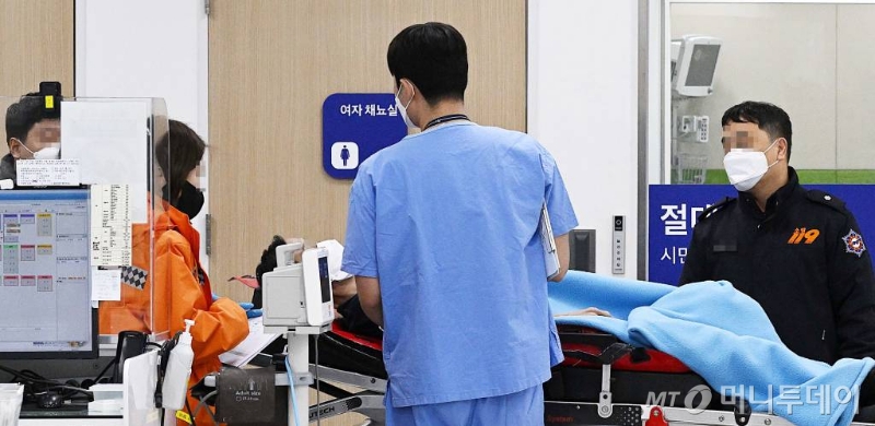 정부의 의대정원 증원을 반대하며 집단 사직을 시작한 전공의들의 근무지 이탈이 이틀째 이어져 '의료대란' 불안감이 커지고 있는 가운데 21일 서울 한 병원에서 의료진들이 분주히 업무를 보고 있다. /사진=머니투데이 DB