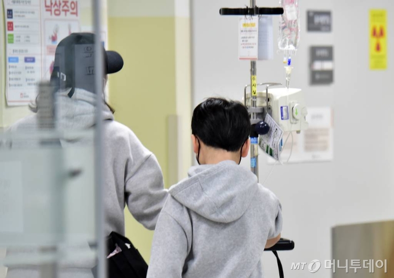 정부의 의대정원 증원을 반대하며 집단 사직을 시작한 전공의들의 근무지 이탈이 이틀째 이어져 '의료대란' 불안감이 커지고 있는 가운데 21일 서울 한 병원 응급센터 앞에서 부모와 자녀가 이동하고 있다. /사진=머니투데이 DB