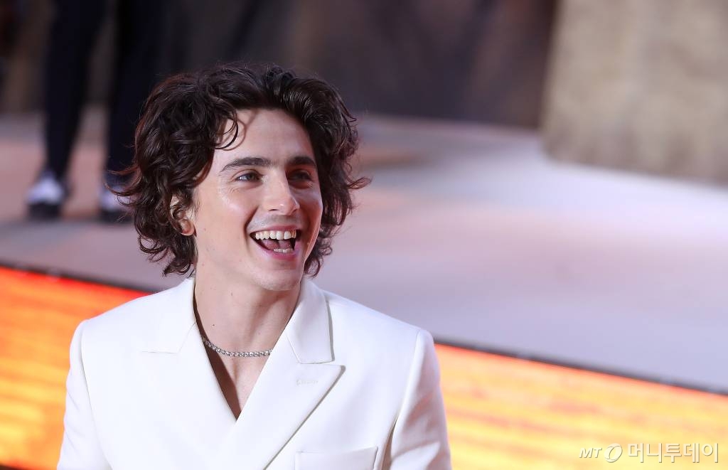 할리우드 배우 티모시 샬라메가 22일 오후 서울 영등포구 타임스퀘어에서 진행된 영화 '듄: 파트2' 내한 레드카펫 행사에서 팬들과 즐거운 시간을 보내고 있다./사진=김창현 기자