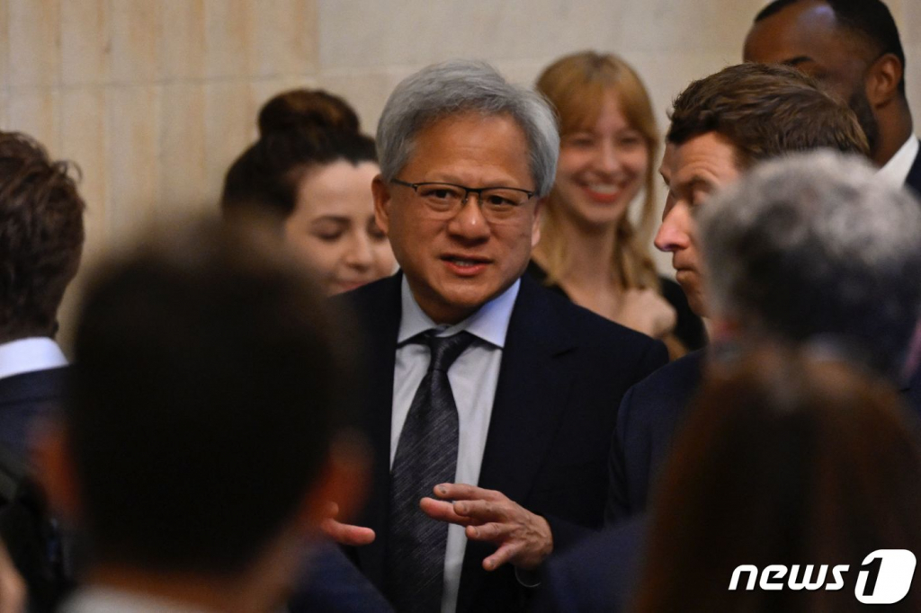 (워싱턴 AFP=뉴스1) 우동명 기자 = 젠슨 황 엔비디아 CEO가 13일 (현지시간) 워싱턴 의사당에서 열린 상원 법사위원회 인공지능(AI) 청문회에 출석을 하고 있다. 2023.9.14 ⓒ AFP=뉴스1 Copyright © 뉴스1. All rights reserved. 무단 전재 및 재배포 금지.