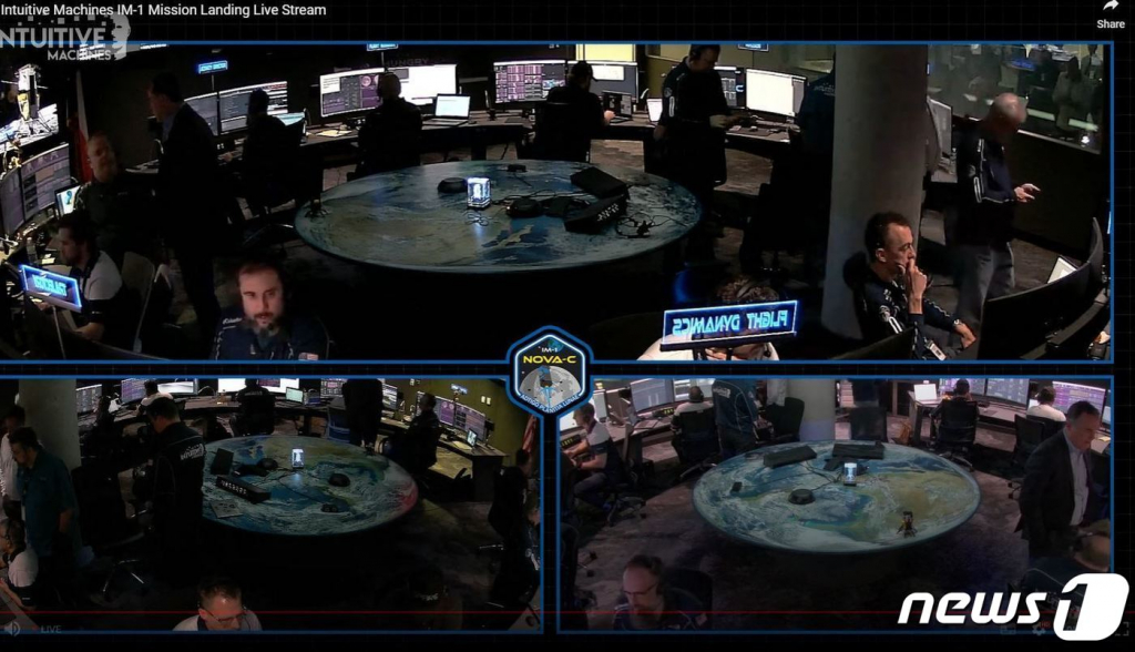 미국 민간 무인 우주선 '오디세우스'가 달 표면에 측면으로 착륙해 옆으로 누워있는 상태로 추정됐다. 오디세우스는 지난 23일 오전 8시23분경 달 표면에 착륙했다. 사진은 미 캘리포니아주 남부 토런스에서 오디세우스의 상태를 살펴보는 엔지니어들 /AFPBBNews=뉴스1