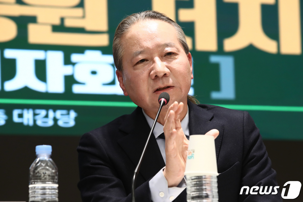 (서울=뉴스1) 이광호 기자 = 주수호 대한의사협회 비상대책위원회 언론홍보위원장이 14일 오후 서울 용산구 대한의사협회에서 열린 정부의 의대정원 증원 저지를 위한 기자회견에서 발언하고 있다. 2024.2.14/뉴스1  Copyright © 뉴스1. All rights reserved. 무단 전재 및 재배포,  AI학습 이용 금지.