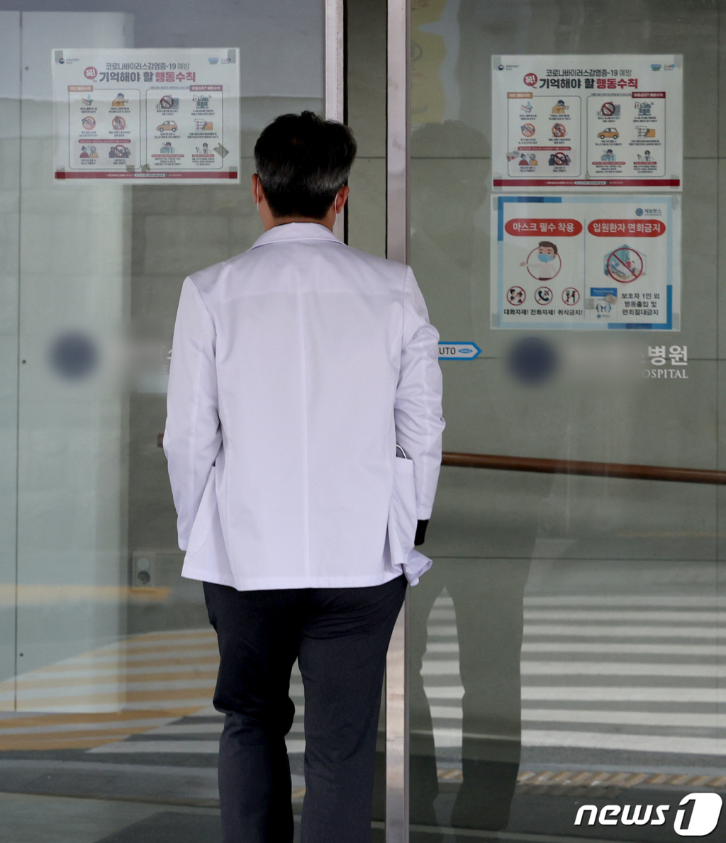 (서울=뉴스1) 장수영 기자 = 의대증원에 반발한 전공의들의 진료 거부 이후 첫 주말을 맞은 24일 오전 서울의 한 대학병원에서 의료진이 이동하고 있다. 2024.2.24/뉴스1 Copyright © 뉴스1. All rights reserved. 무단 전재 및 재배포, AI학습 이용 금지.