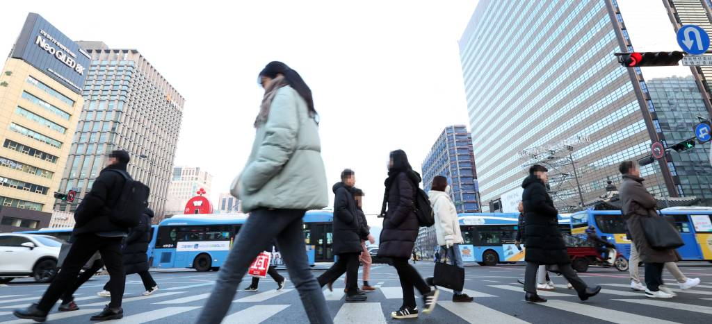서울 종구로 광화문 네거리에서 직장인들이 출근하고 있다. /사진제공=뉴시스