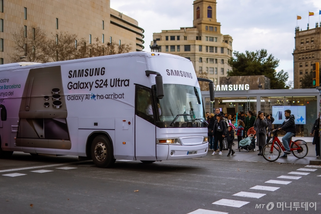(서울=뉴스1) = 삼성전자 갤럭시 S24 시리즈가 랩핑된 버스가 25일(현지시간) 세계 최대 모바일 전시회 '모바일 월드 콩그레스(MWC) 2024'가 열리는 스페인 바르셀로나 시내를 누비고 있다. (삼성전자 제공) 2024.2.26/뉴스1  Copyright © 뉴스1. All rights reserved. 무단 전재 및 재배포,  AI학습 이용 금지.