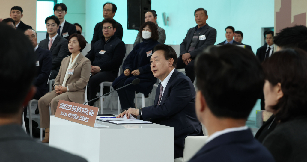 윤석열 대통령이 26일 충남 서산비행장에서 '미래산업으로 민생 활력 넘치는 충남'을 주제로 열린 열다섯 번째 국민과 함께하는 민생토론회에서 발언하고 있다. / 사진=뉴시스