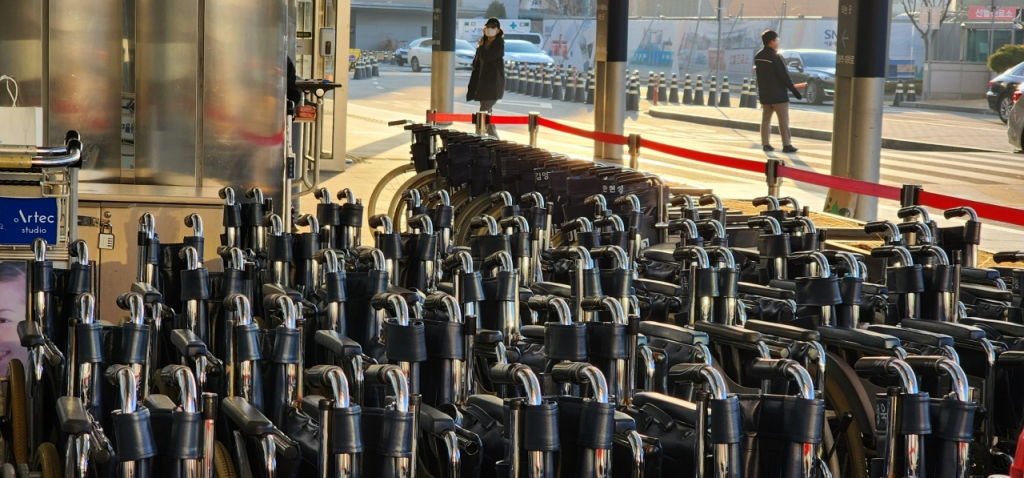 전공의 대규모 이탈 사태가 7일 차로 접어든 26일 오전, 서울대병원 본원 앞에 놓인 휠체어들이 멈춰서 있다. /사진=정심교 기자