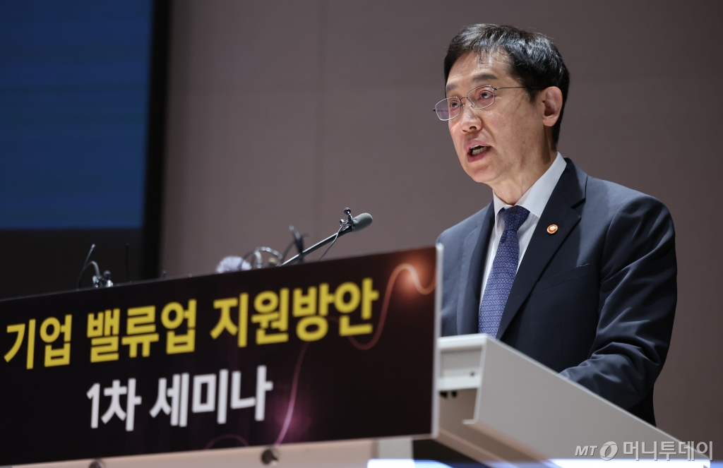 김주현 금융위원장이 26일 서울 영등포구 한국거래소 컨퍼런스홀에서 열린 '한국 증시 도약을 위한 기업 밸류업 지원방안 세미나'에 참석해 축사를 하고 있다. /사진=뉴스1.