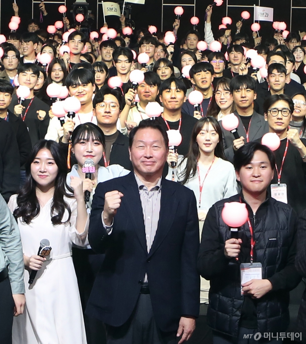 (서울=뉴스1) = 최태원 SK회장이 지난 4일 서울 워커힐 호텔에서 열린 '신입구성원과의 대화'에서 참석자들과 파이팅을 외치고 있다.   (SK그룹 제공) 2024.1.12/뉴스1  Copyright © 뉴스1. All rights reserved. 무단 전재 및 재배포,  AI학습 이용 금지. /사진=(서울=뉴스1)