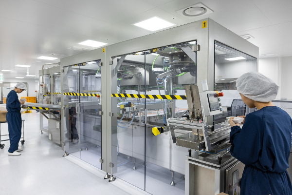 통합완제관 포장실 내 라벨링이 진행 중인 모습. /사진=GC녹십자