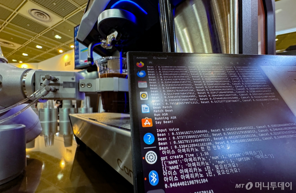 (서울=뉴스1) 이재명 기자 = 8일 서울 강남구 코엑스에서 열린 2023 서울카페쇼에서 챗GPT를 이용한 커피 추출이 시연되고 있다. 2023.11.7/뉴스1 Copyright © 뉴스1. All rights reserved. 무단 전재 및 재배포, AI학습 이용 금지. /사진=(서울=뉴스1) 이재명 기자