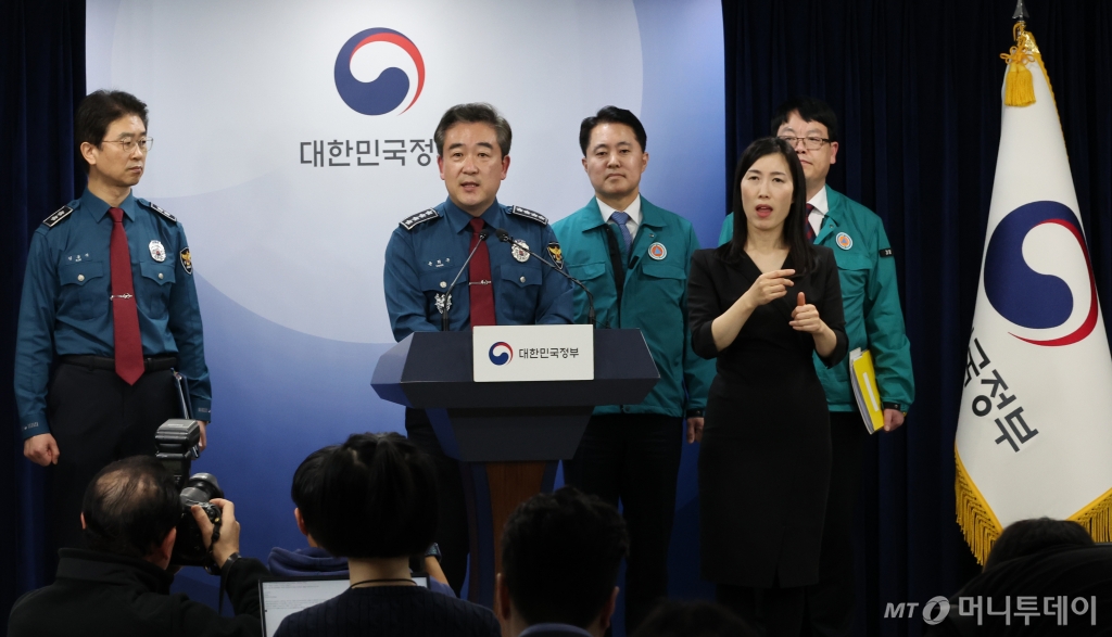 [서울=뉴시스] 김명원 기자 = 윤희근 경찰청장이 21일 서울 종로구 정부서울청사에서 의료계 집단행동 관련 관계부처 합동브리핑에서 기자들의 질문에 답하고 있다. 2024.02.21 kmx1105@newsis.com /사진=김명원