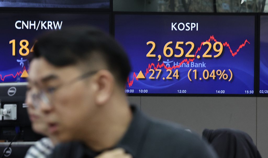 28일 오후 서울 중구 하나은행 딜링룸에서 딜러들이 업무를 하고 있다./사진=뉴시스