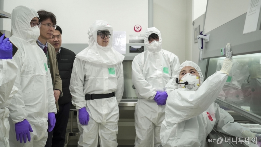 지난 27일 충북 청주 오승읍 질병관리청 국가병원체자원은행에 위치한 생물안전3등급(BL3) 시설에서 생물안전작업대(BSC)에서 일어날 수 있는 감염 경로를 설명하고 있다./사진제공=질병청