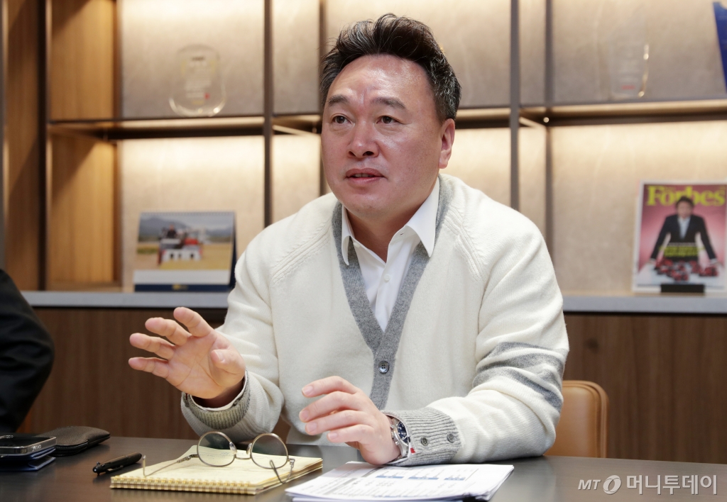 원유현 대동 부회장은 CES에서 "솔루션 프로바이더가 되겠다"던 존디어의 개막 행사 주제 발표를 듣고 대동을 미래농업 플랫폼 기업으로 바꾼다는 구상이 틀리지 않았음을 깨달았다고 했다. 그는 미래농업 플랫폼이 단순히 '섹시한 슬로건'이 아니라고 반복해 강조했다. 미래농업 리딩 비전이 제각각이 아니라 스마트팜과 논밭에서 데이터를 수집하고, 정밀농업 솔루션에 따라 알아서 농사짓는 자율작업 농기계와 로봇을 개발하는 구조를 구상했다고 설명했다. /사진=김휘선 기자 hwijpg@