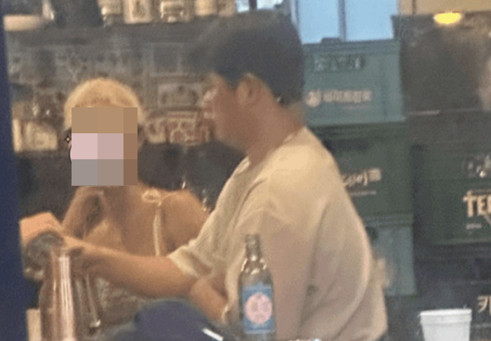 나균안의 아내 A씨가 남편의 외도를 폭로하고 나섰다. 사진은 나균안이 상간녀로 추정되는 여성과 함께 있는 모습. /사진=나균안 아내 A씨 인스타그램 캡처