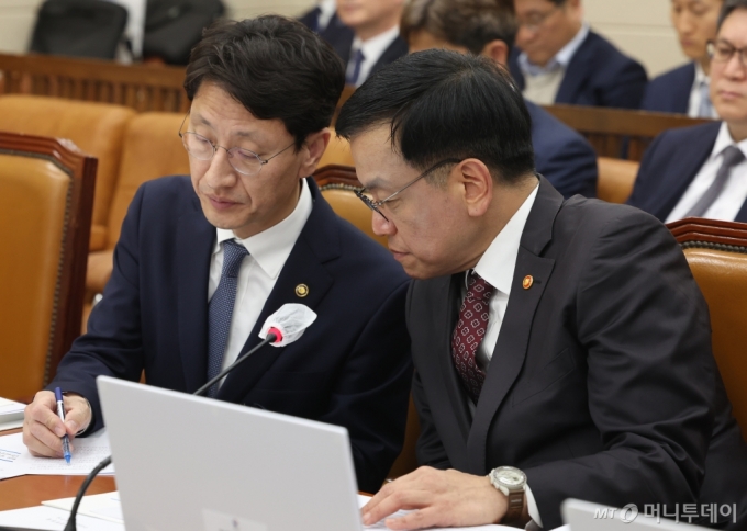 (서울=뉴스1) 송원영 기자 = 최상목 경제부총리 겸 기획재정부 장관이 19일 오후 서울 여의도 국회에서 열린 기획재정위원회 전체회의에서 김윤상 제2차관과 대화 하고 있다. 2024.2.19/뉴스1 Copyright (C) 뉴스1. All rights reserved. 무단 전재 및 재배포, AI학습 이용 금지. /사진=(서울=뉴스1) 송원영 기자