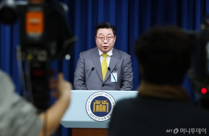 [서울=뉴시스] 전신 기자 = 주형환 저출산고령사회위원회 부위원장이 12일 서울 용산 대통령실 청사에서 소감을 밝히고 있다. 2024.02.12. photo1006@newsis.com /사진=전신