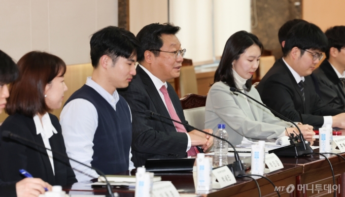 (서울=뉴스1) 허경 기자 = 주형환 저출산고령사회위원회 부위원장이 22일 서울 종로구 정부서울청사에서 열린 미래세대자문단 간담회에서 인사말을 하고 있다. 2024.2.22/뉴스1 Copyright (C) 뉴스1. All rights reserved. 무단 전재 및 재배포, AI학습 이용 금지.