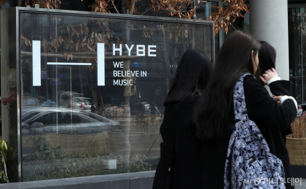 [서울=뉴시스] 김혜진 기자 = 사진은 27일 서울 용산구 하이브 사옥. /사진=김혜진