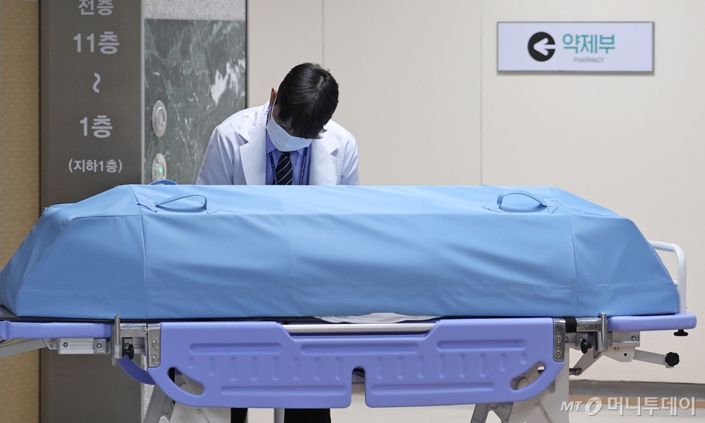 [대구=뉴시스] 이무열 기자 = 정부가 제시한 전공의 복귀 시한을 하루 앞둔 28일 대구의 한 대학병원에서 의료진이 병상을 옮기고 있다. 정부는 오는 29일까지 복귀한 사직 전공의에게는 현행법 위반에 대해 최대한 정상 참작할 방침이라고 밝혔다. 2024.02.28. lmy@newsis.com /사진=이무열