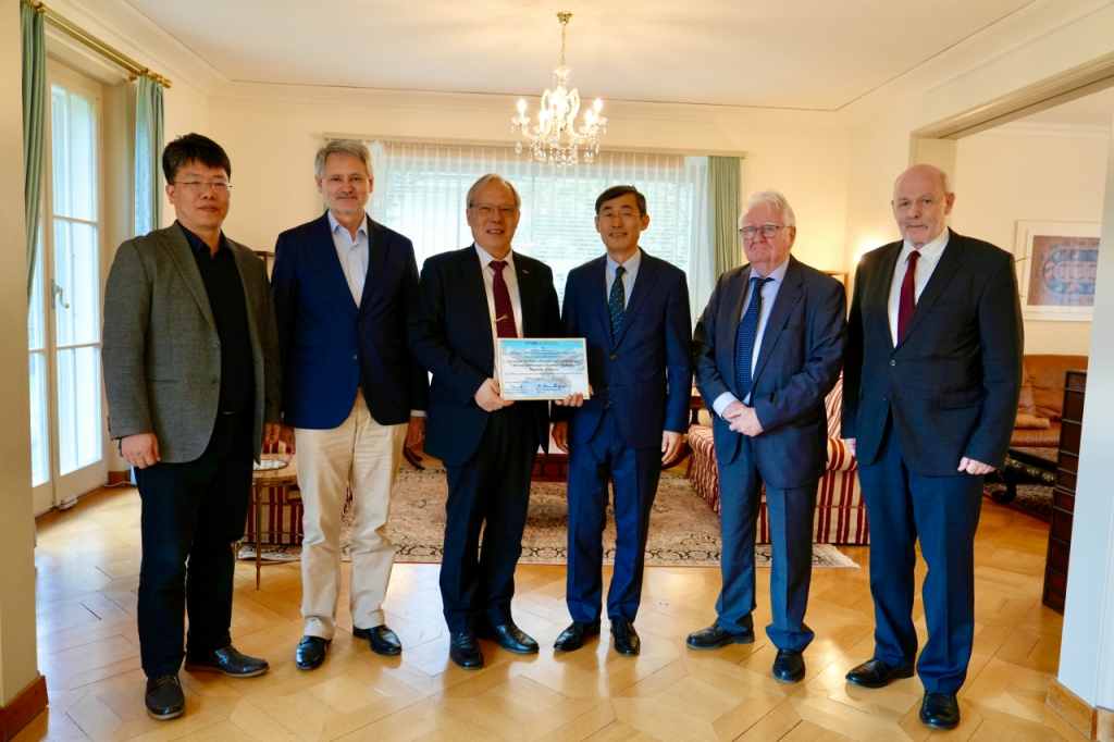 한국이 국제 고고도(高高度) 연구시설 재단 이사국에 GIST 고등광기술연구소를 대표 연구기관으로 세계 8번째로 가입했다. 기념사진을 촬영하는 고도경 GIST 고등광기술연구소장(왼쪽 세 번째), 금창록 주한스위스 한국대사관 대사(왼쪽 네 번째), 실비오 데커틴스 국제 고고도 연구시설 재단 의장(오른쪽 첫 번째). /사진=광주과학기술원