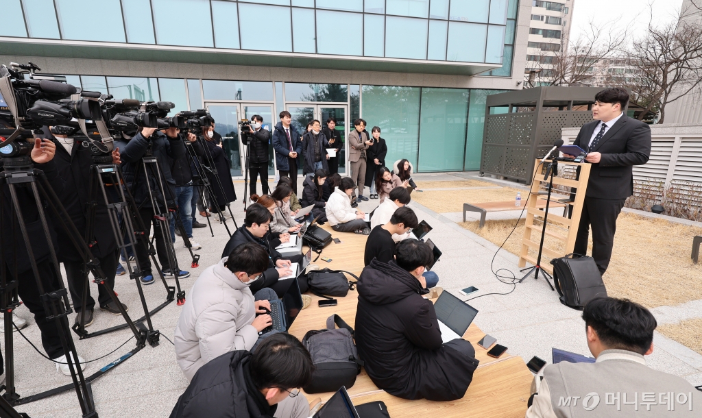 (서울=뉴스1) 신웅수 기자 = 사직 전공의인 류옥하다 전 가톨릭중앙의료원 인턴 대표가 29일 오후 서울 용산구 대한의사협회에서 성명서를 발표하고 있다.  류 전 대표는 정부를 향해 사직 전공의들과의 대화 창구를 통일하고 전공의들을 범죄자 취급하며 모멸감을 주는 행위를 중단할 것을 촉구했다. 2024.2.29/뉴스1  Copyright © 뉴스1. All rights reserved. 무단 전재 및 재배포,  AI학습 이용 금지. /사진=(서울=뉴스1) 신웅수 기자