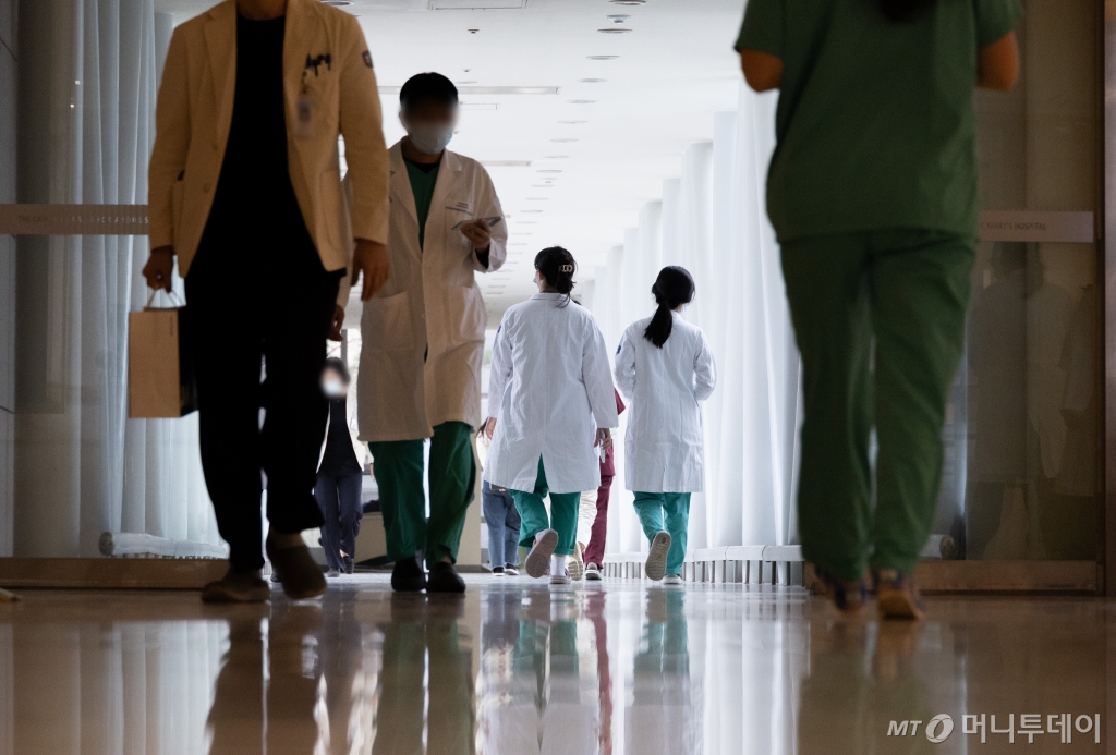 (서울=뉴스1) 이재명 기자 = 정부가 의대 정원 확대에 반발해 병원을 집단 이탈한 전공의들에게 제시한 복귀 시한 마지막 날인 29일 서울의 한 대형병원에서 의료진들이 발걸음을 옮기고 있다. 정부는 "29일까지 복귀하면 그간의 책임을 묻지 않을 것"이라며 전공의들의 복귀를 독려해왔다. 만약 이날까지 전공의들이 복귀하지 않으면 정부는 전공의들에게 무더기 면허정지와 사법절차를 진행할 계획이다.?2024.2.29/뉴스1 Copyright © 뉴스1. All rights reserved. 무단 전재 및 재배포, AI학습 /사진=(서울=뉴스1) 이재명 기자