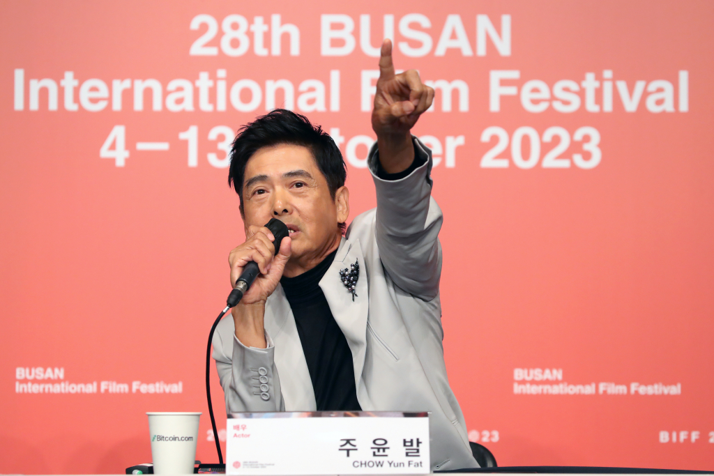 [부산=뉴시스] 박진희 기자 = 주윤발 배우가 5일 부산 해운대구 KNN 시어터에서 제28회 부산국제영화제 '올해의 아시아영화인상' 수상자 기자회견을 하고 있다. 2023.10.05.  