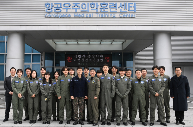 청주시 상당구 공군 항공우주의학훈련센터 앞에서 기념 촬영하는 국방부 출입기자단. / 사진=공군