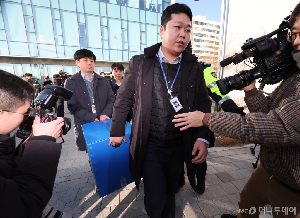 [서울=뉴시스] 김진아 기자 =  1일 오후 서울 용산구 의사협회 회관에서 서울경찰청 공공범죄수사대가 김택우 대한의사협회 의대정원증원저지비상대책위원장 등에 대한 압수수색을 마친 뒤 압수품을 차로 옮기고 있다. 경찰은 의협 전·현직 간부들에 대한 압수수색에서 회의록과 투쟁 로드맵, 단체행동 관련 지침 등을 압수 대상으로 적시한 것으로 확인됐다. 2024.03.01. bluesoda@newsis.com /사진=김진아