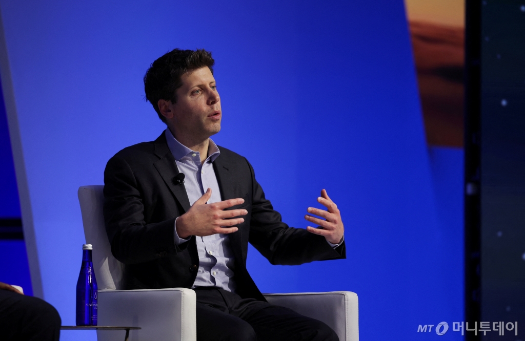 (샌프란시스코 로이터=뉴스1) 정지윤 기자 = 샘 올트먼 오픈 AI 전 최고경영자(CEO)가 미국 캘리포니아주 샌프란시코에서 열린 APEC 최고경영자(CEO) 서밋에 참석해 이야기를 하고 있다. 2023.11.16  ⓒ 로이터=뉴스1  Copyright © 뉴스1. All rights reserved. 무단 전재 및 재배포,  AI학습 이용 금지. /사진=(샌프란시스코 로이터=뉴스1) 정지윤 기자