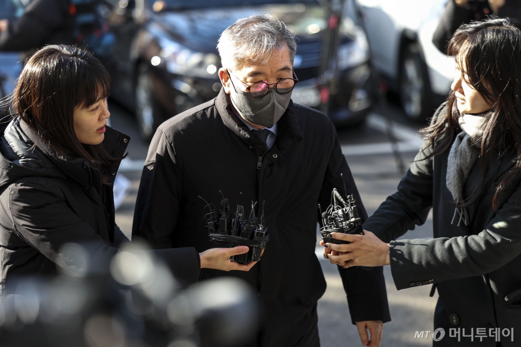  2018년 8월부터 2019년 4월까지 중요사항에 관한 거짓 표시로 디스커버리 펀드 투자자들로부터 1090억원 상당의 투자금을 교부받은 혐의를 받는 장하원 디스커버리자산운용 전 대표가 2023년 11월24일 서울남부지법에서 열린 영장실질심사(구속 전 피의자심문)에 출석하고 있다. /사진=뉴시스