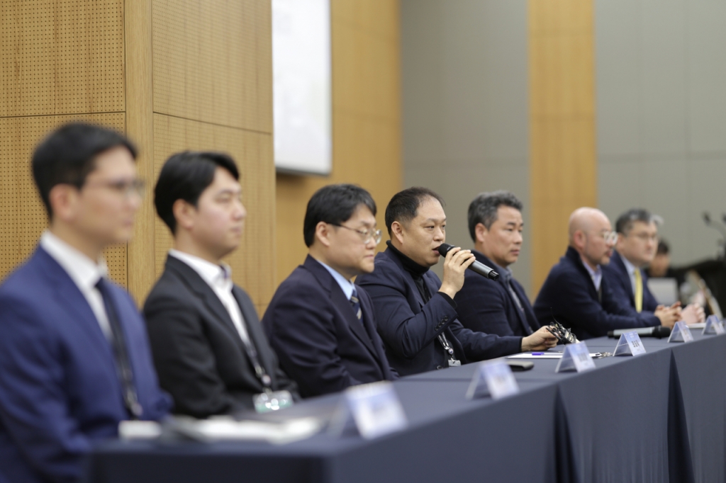 지난달 29일 전남 고흥에서 진행된 'K-UAM 실증단지 기자간담회'에서 최승욱 국토교통부 도심항공교통정책과장이 질의에 답변하고 있다. 이날 간담회에는 SKT, 현대차, 카카오모빌리티, 롯데지주 등 컨소시엄 참여기업의 사업계획 소개도 이뤄졌다./사진제공=국토교통부