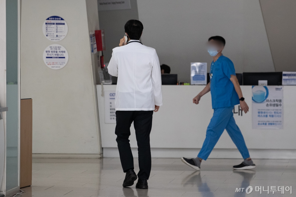 (서울=뉴스1) 유승관 기자 = 3일 서울 시내 한 대학병원에서 의료진들이 이동하고 있다.   대한의사협회 비상대책위원회는 이날 오후 2시부터 여의도공원 옆 여의대로 인근에서 2만 여 명이 모여 '의대정원 증원 및 필수의료패키지 저지를 위한 전국 의사 총궐기대회'를 연다. 2024.3.3/뉴스1  Copyright © 뉴스1. All rights reserved. 무단 전재 및 재배포,  AI학습 이용 금지. /사진=(서울=뉴스1) 유승관 기자