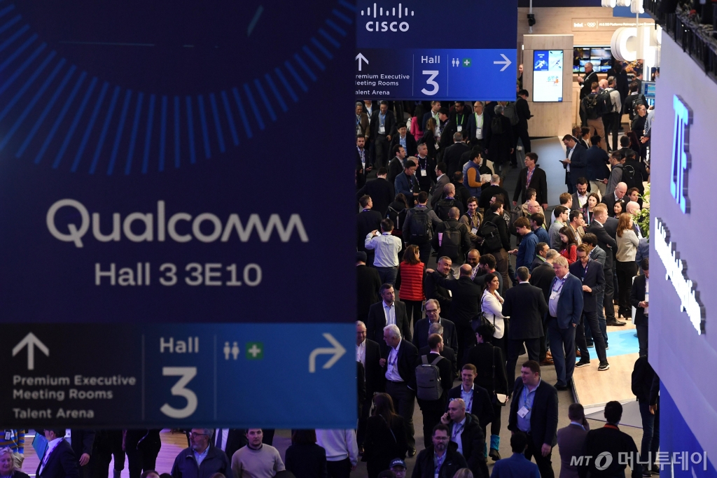 세계 최대 이동통신 전시회 MWC 2024 개막 이틀째인 지난달 27일(현지시간) 스페인 바르셀로나 피라 그란 비아 전시장을 찾은 관람객들이 위로 미국의 무선통신 기업 퀄컴 표지판이 보인다. /사진=뉴스1