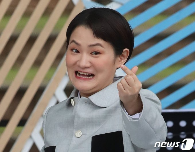 방송인 김신영이 '전국노래자랑' 대구광역시 달서구 편 녹화에서 진행을 선보이고 있다. /사진=뉴스1