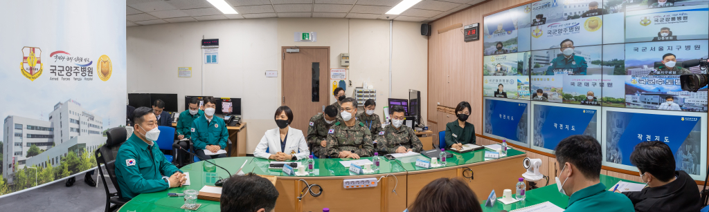 신원식 국방부 장관이 지난달 21일 경기도 양주시 국군양주병원에서 의무사령관 및 의무사 예하 군 병원장들과 화상회의를 하며 군병원 비상진료체계를 점검하고 있다. / 사진=뉴스1