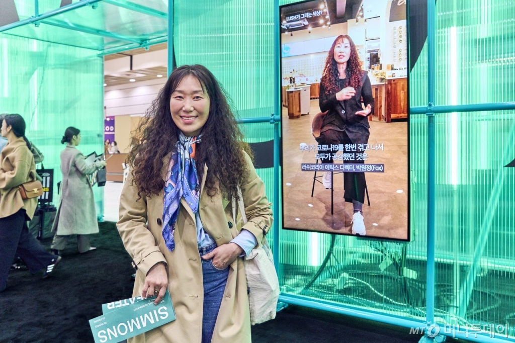 시몬스는 부스 곳곳에 대형 스크린을 설치하고 ESG 커뮤니케이터 22명과 인터뷰한 영상을 송출했다. '아프니까 청춘이다', '트렌드 코리아' 시리즈의 저자 김난도 서울대 교수, 이독실 과학 커뮤니케이터, 이선경 대신경제연구소 ESG리서치센터장, 뮤지컬 배우 배다해씨 등이 참여했다. 사진은 인터뷰이로도 참여했던 박원정 러쉬코리아 에틱스 디렉터가 시몬스의 부스를 방문한 모습./사진제공=시몬스.