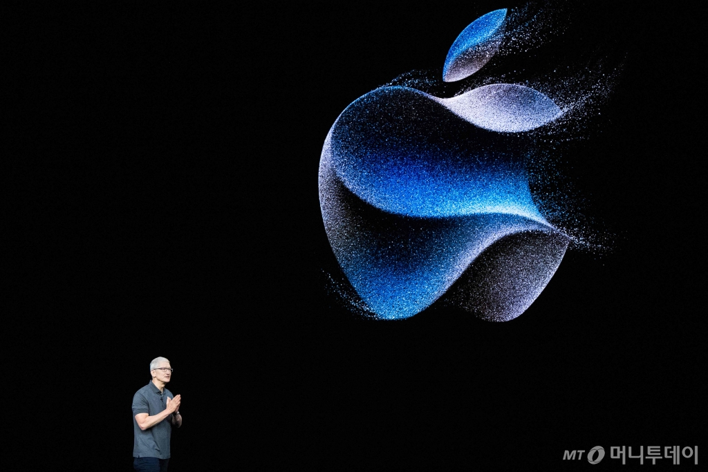 (캘리포니아 AFP=뉴스1) 홍유진 기자 = 12일(현지시간) 미국 캘리포니아 쿠퍼티노 애플 본사에서 열린 신제품 출시행사 '원더러스트(Wonderlust)'에서 팀 쿡 애플 최고경영자(CEO)가 발언하고 있다. 애플은 이날 아이폰15 시리즈와 애플워치 시리즈9 등 최신 제품들을 공개했다. 2023.09.12/   ⓒ AFP=뉴스1  Copyright © 뉴스1. All rights reserved. 무단 전재 및 재배포 금지. /사진=(캘리포니아 AFP=뉴스1) 홍유진 기자