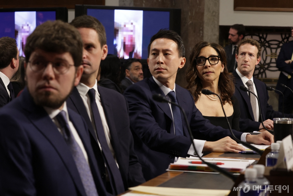 (워싱턴 AFP=뉴스1) 우동명 기자 = 제이슨 시트론 디스코드 CEO와 에반 스피겔 스냅챗 CEO, 쇼우 지 츄 틱톡 CEO,  린다 야카리노 X(옛 트위터) CEO, 마크 저커버그 메타 CEO가 31일 (현지시간) 워싱턴 의사당의 상원 법사위원회에서 열린 '빅테크와 온라인 아동 성착취 위기' 청문회에 출석을 하고 있다. 2024.2.1  ⓒ AFP=뉴스1  Copyright © 뉴스1. All rights reserved. 무단 전재 및 재배포,  AI학습 이용 금지. /사진=(워싱턴 AFP=뉴스1) 우동명 기자