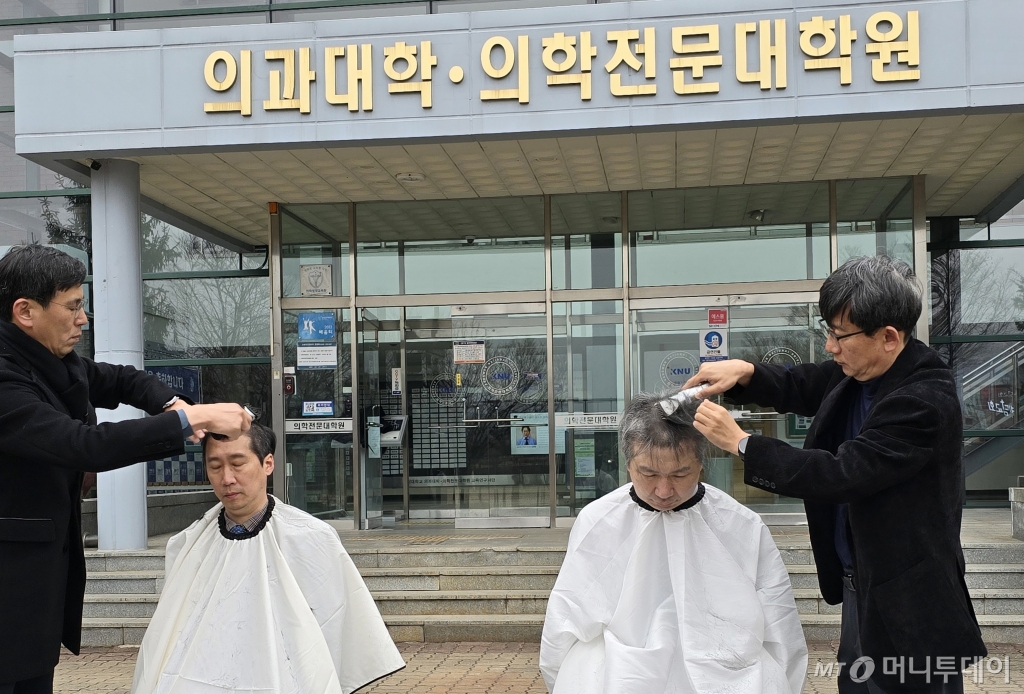 (춘천=뉴스1) 한귀섭 기자 = 5일 오전 강원대학교 의과대학 앞에서 대학 측의 증원방침에 반발한 의대 교수들이 삭발식을 하고 있다.   이에 앞서 강원대는 정부에 의대정원 140명(현재 49명) 증원을 요청했다. (강원대의대 교수진 제공)2024.3.5/뉴스1  Copyright © 뉴스1. All rights reserved. 무단 전재 및 재배포,  AI학습 이용 금지. /사진=(춘천=뉴스1) 한귀섭 기자